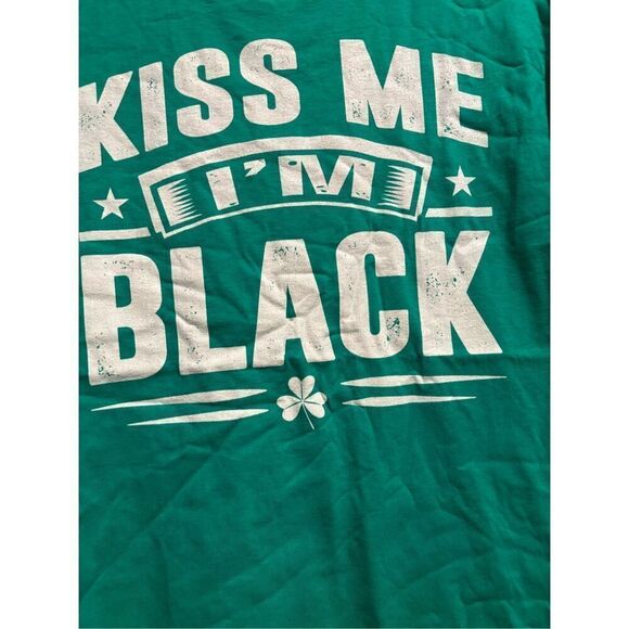Kiss Me I'm Black T-shirt size Large - Picture 2 of 2